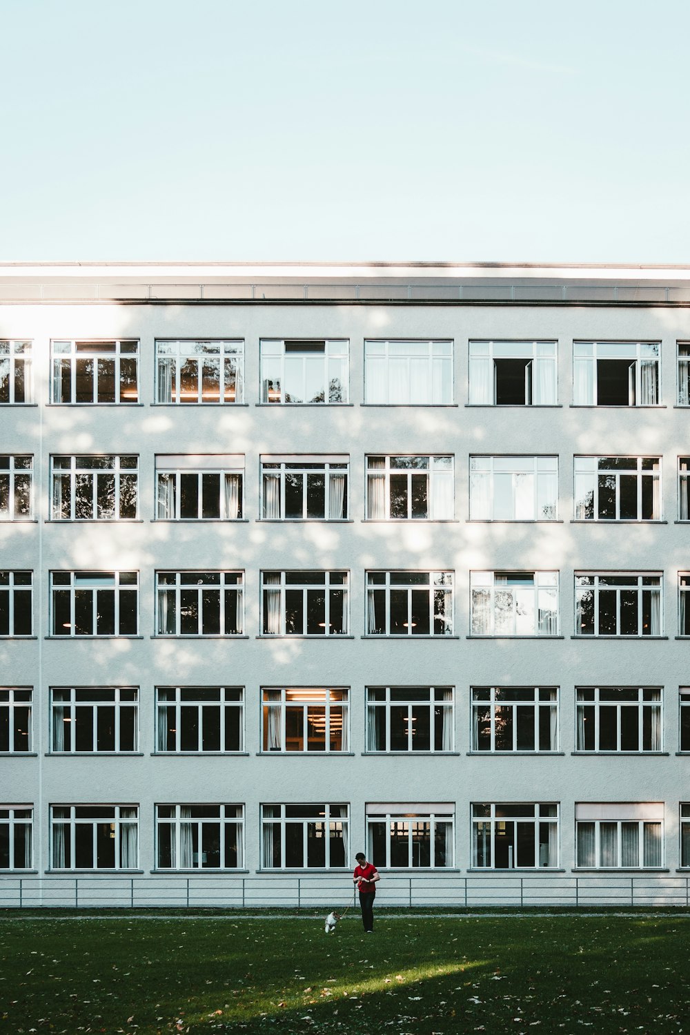 uomo in piedi accanto all'edificio