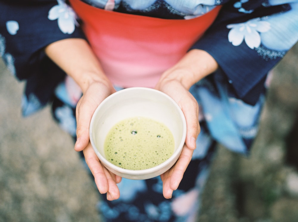 Geisha tenant près d’un bol de soupe vide