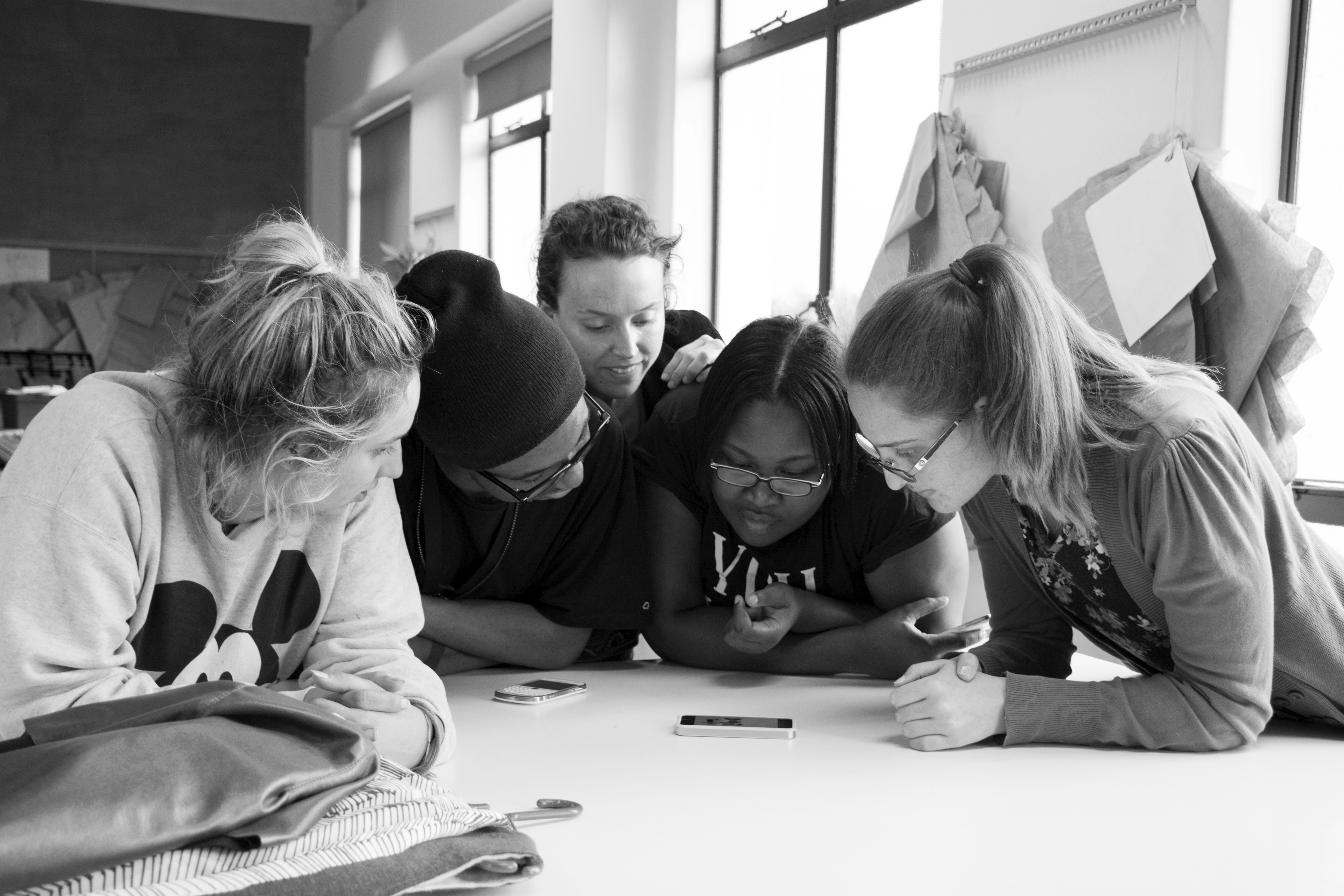 Foto en escala de grises de personas