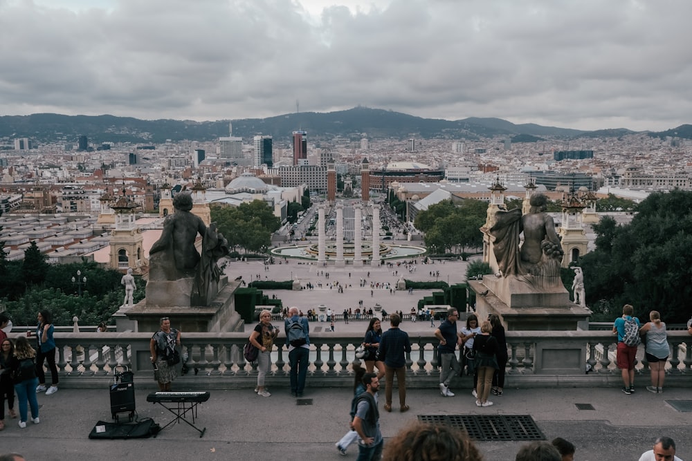 Gente de pie en la terraza con vistas al paisaje urbano