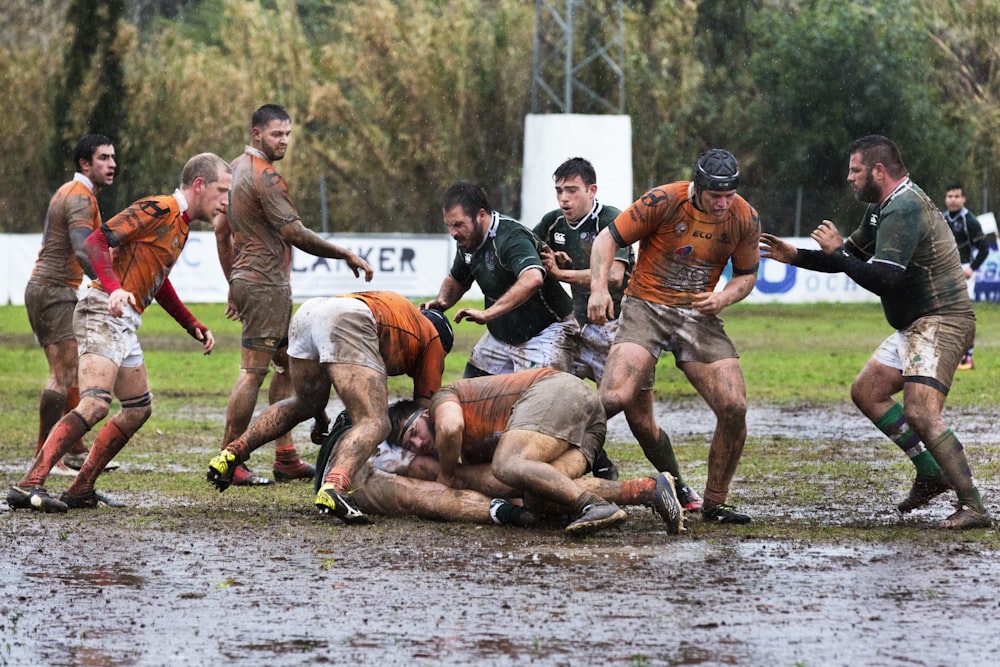 Les hommes jouent sur le terrain