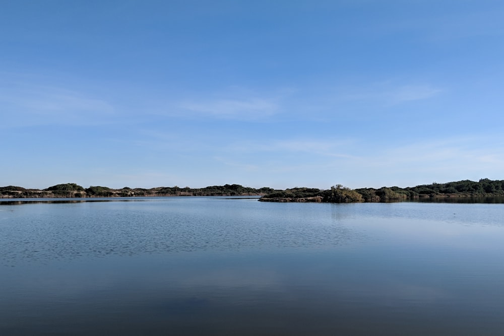 曇り空の下の水域