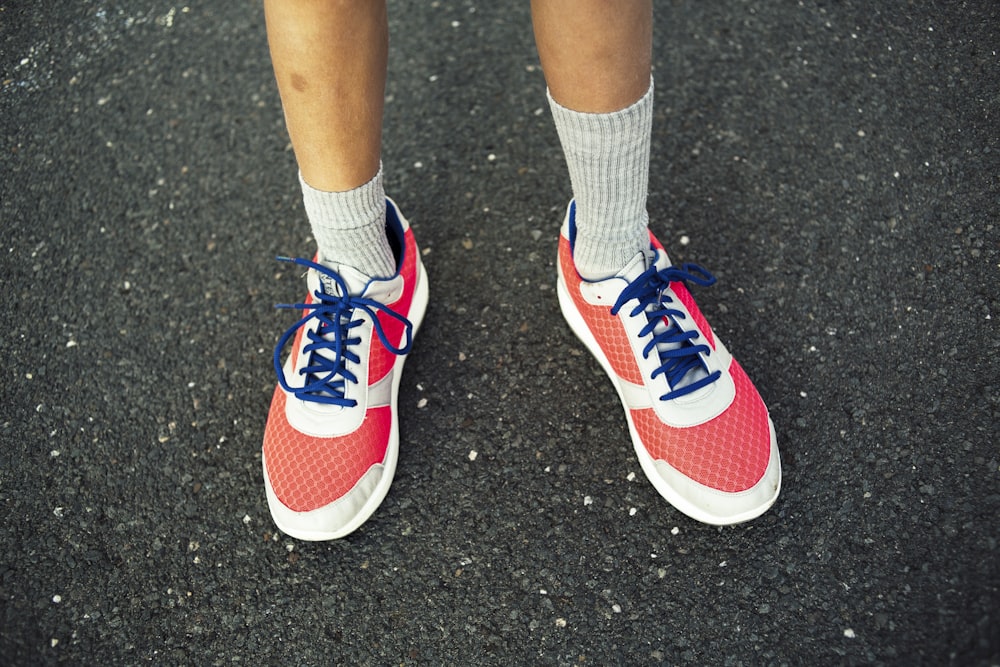 Zapatillas de running rojas y blancas