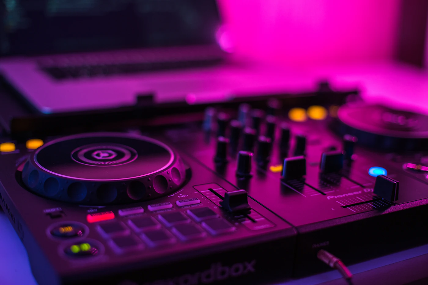 Pioneer DJ DDJ-FLX4 controller