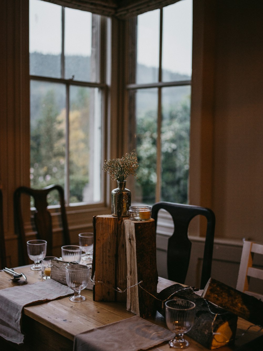 juego de comedor rectangular de madera marrón