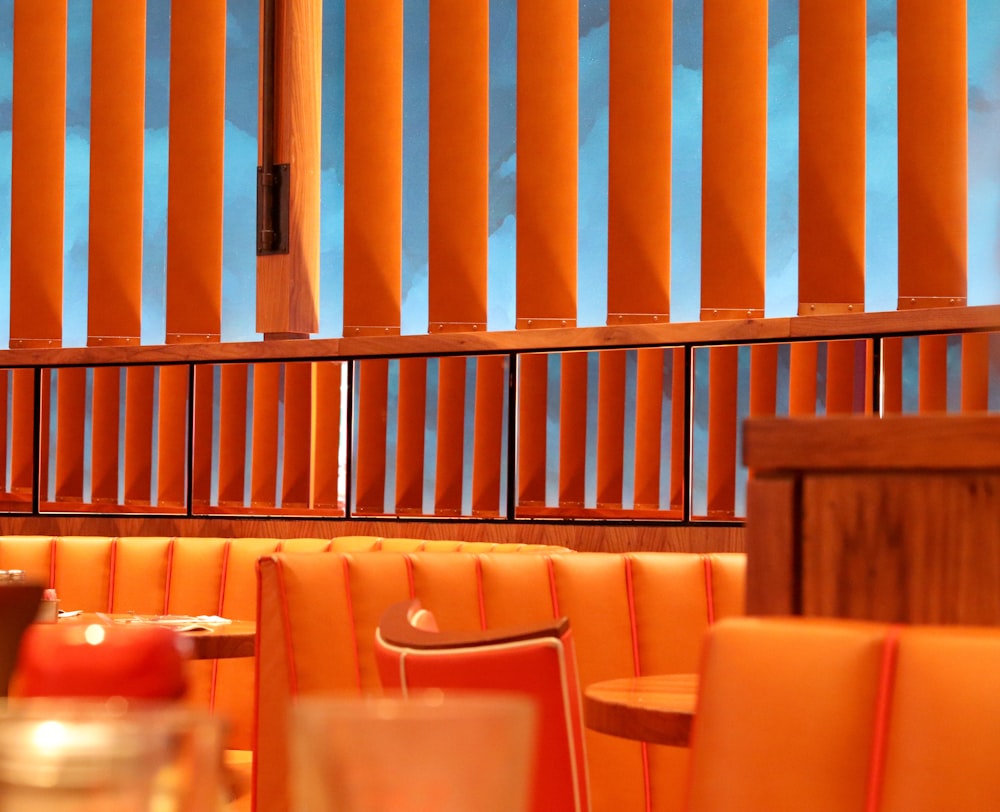Área de jantar temática laranja sem pessoas