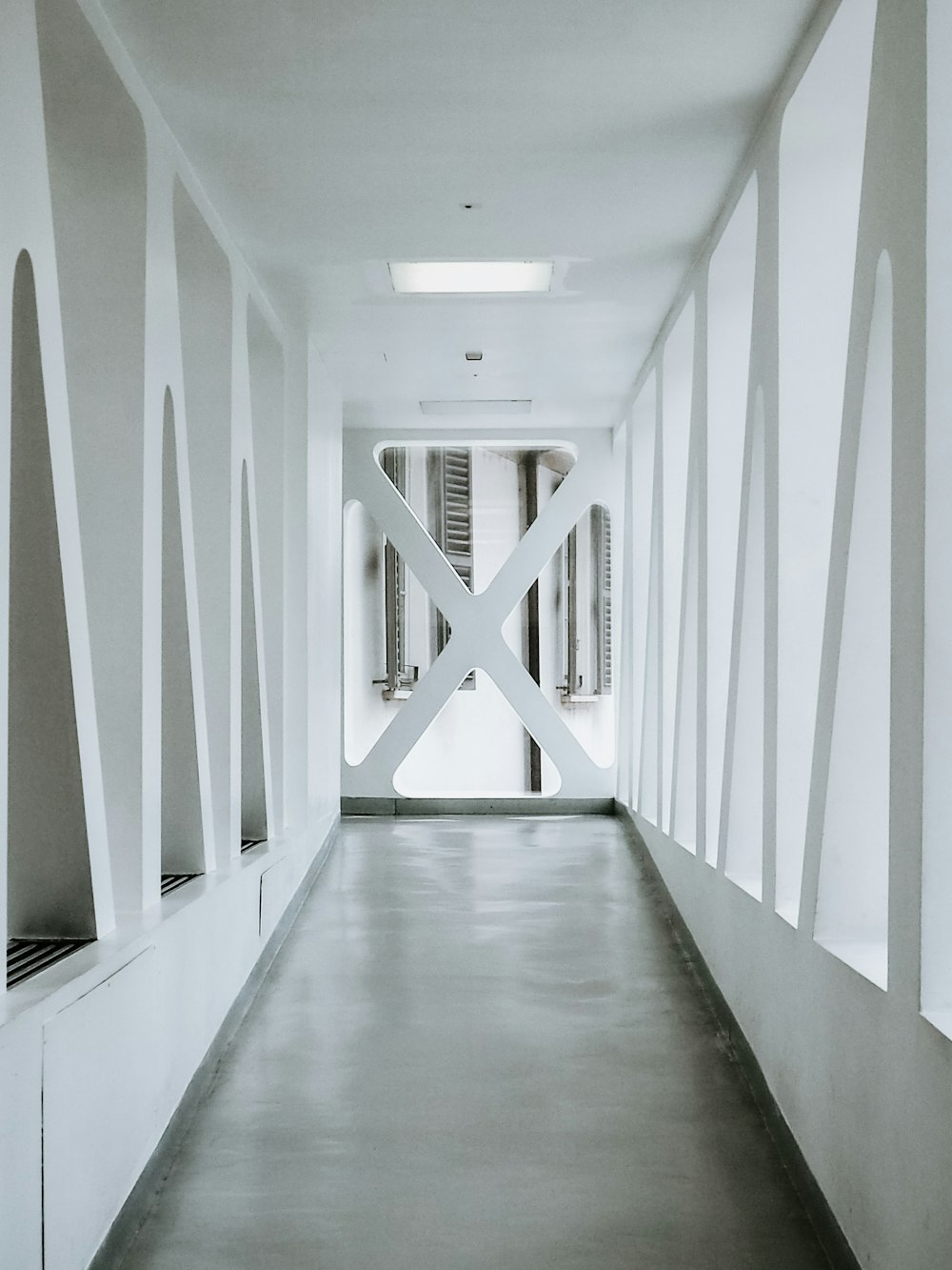 白く塗られた建物の廊下