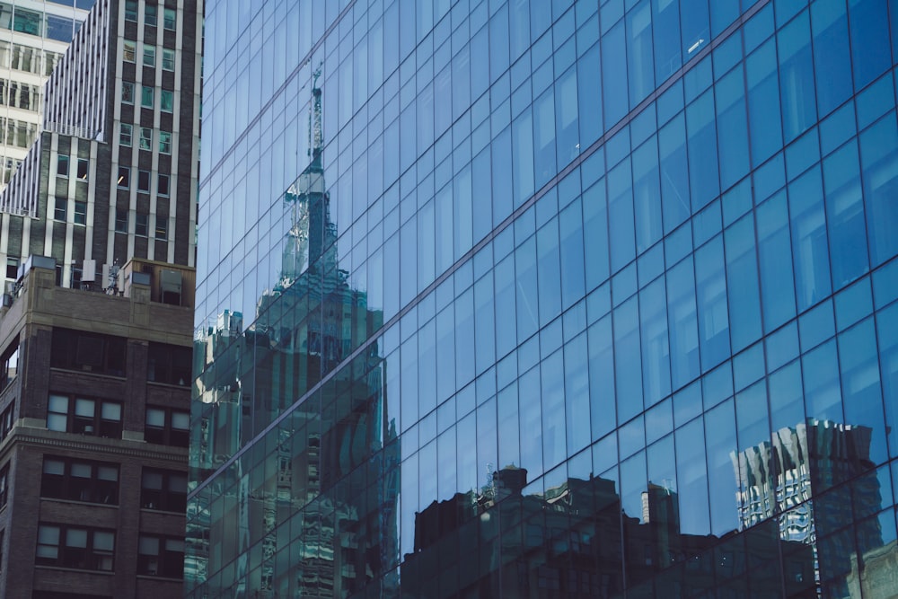 Edificio de vidrio transparente durante el día