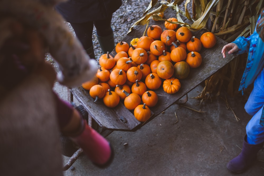 Lot de citrouille orange sur la table