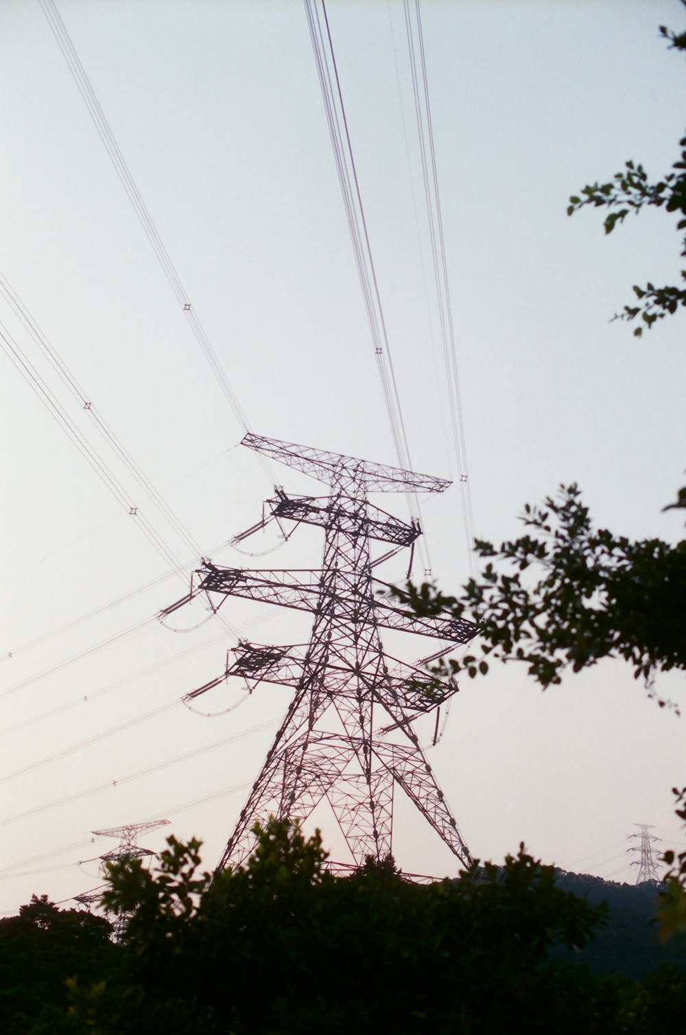 poste elétrico de metal preto