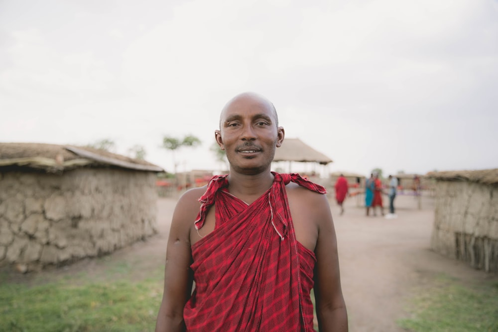 homme portant une robe rouge et noire