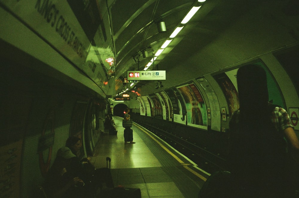 Persone in metropolitana