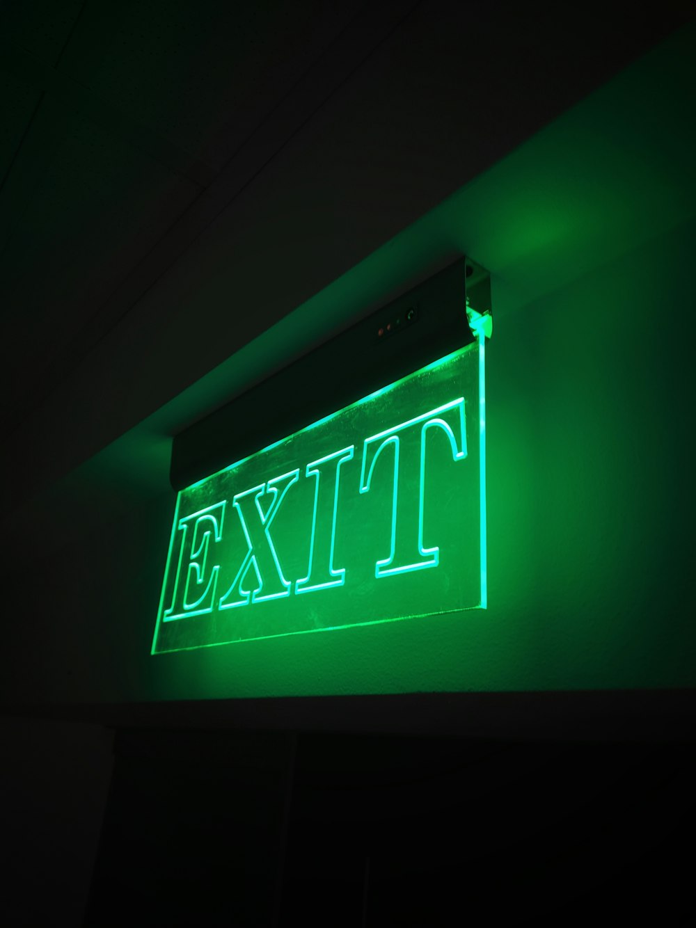 Insegna al neon verde di uscita