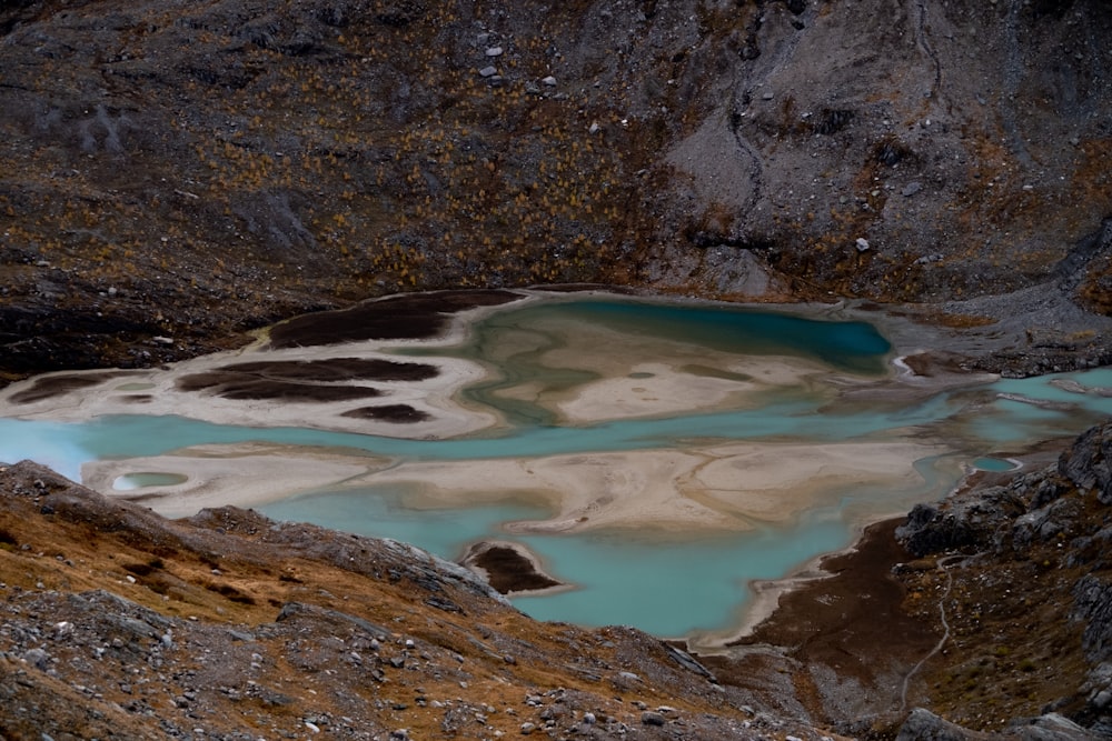 Specchio d'acqua e montagna