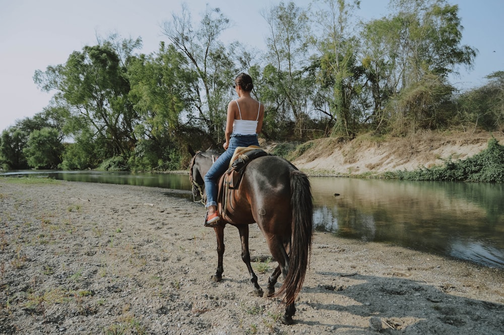 Mujer montando a caballo