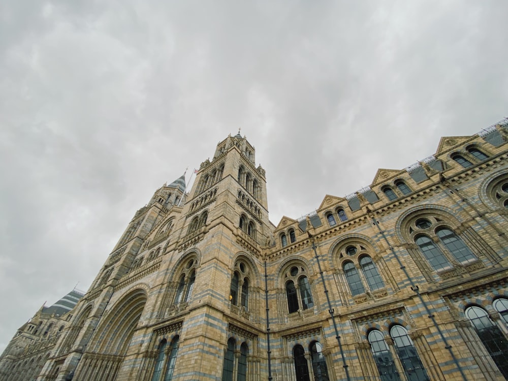 Edificio a molti piani marrone