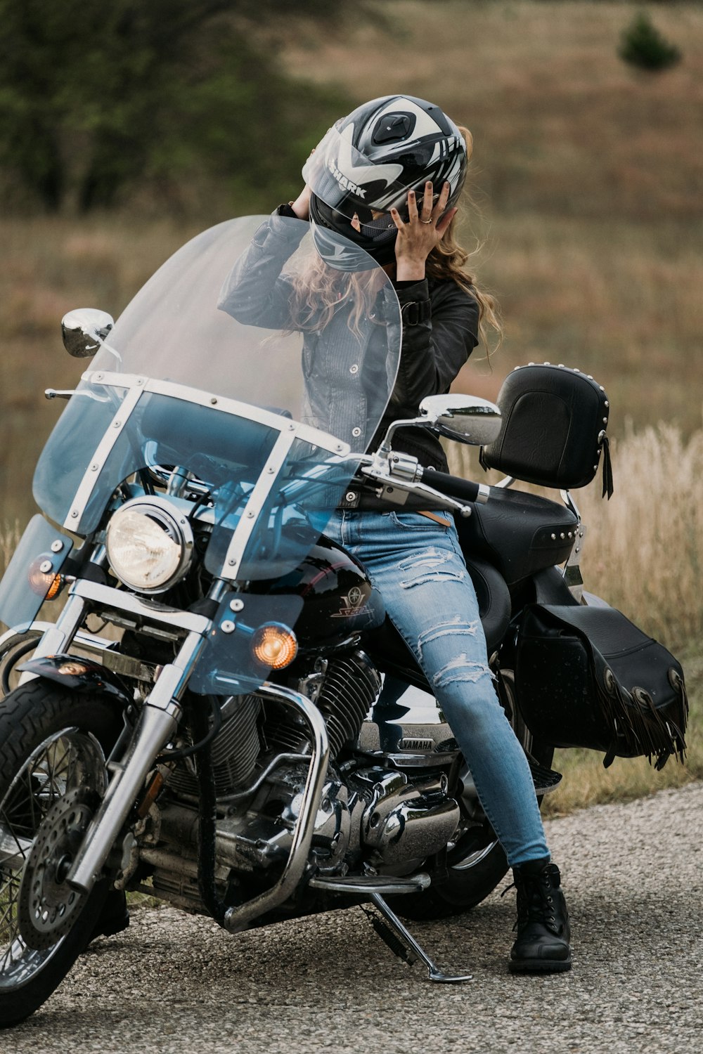 femme roulant sur une moto noire et grise