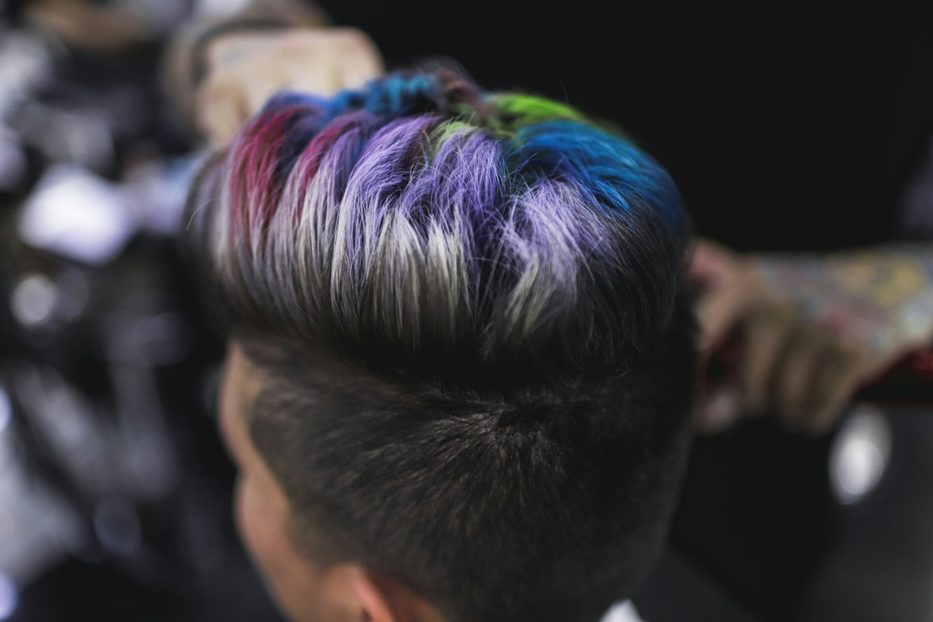 Primer plano de mechones de pelo teñidos en varios tonos