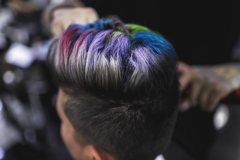 Fotografía de primer plano de cabello multicolor