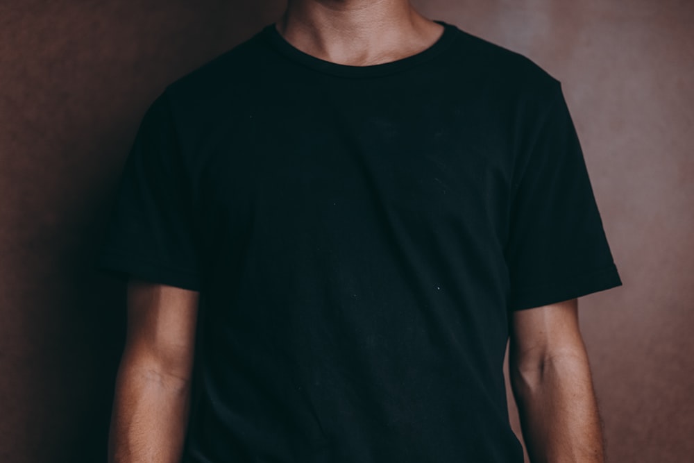 Homem vestindo camiseta preta de gola alta