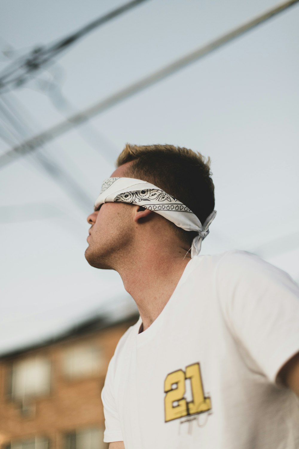 homme aux yeux bandés pendant la journée