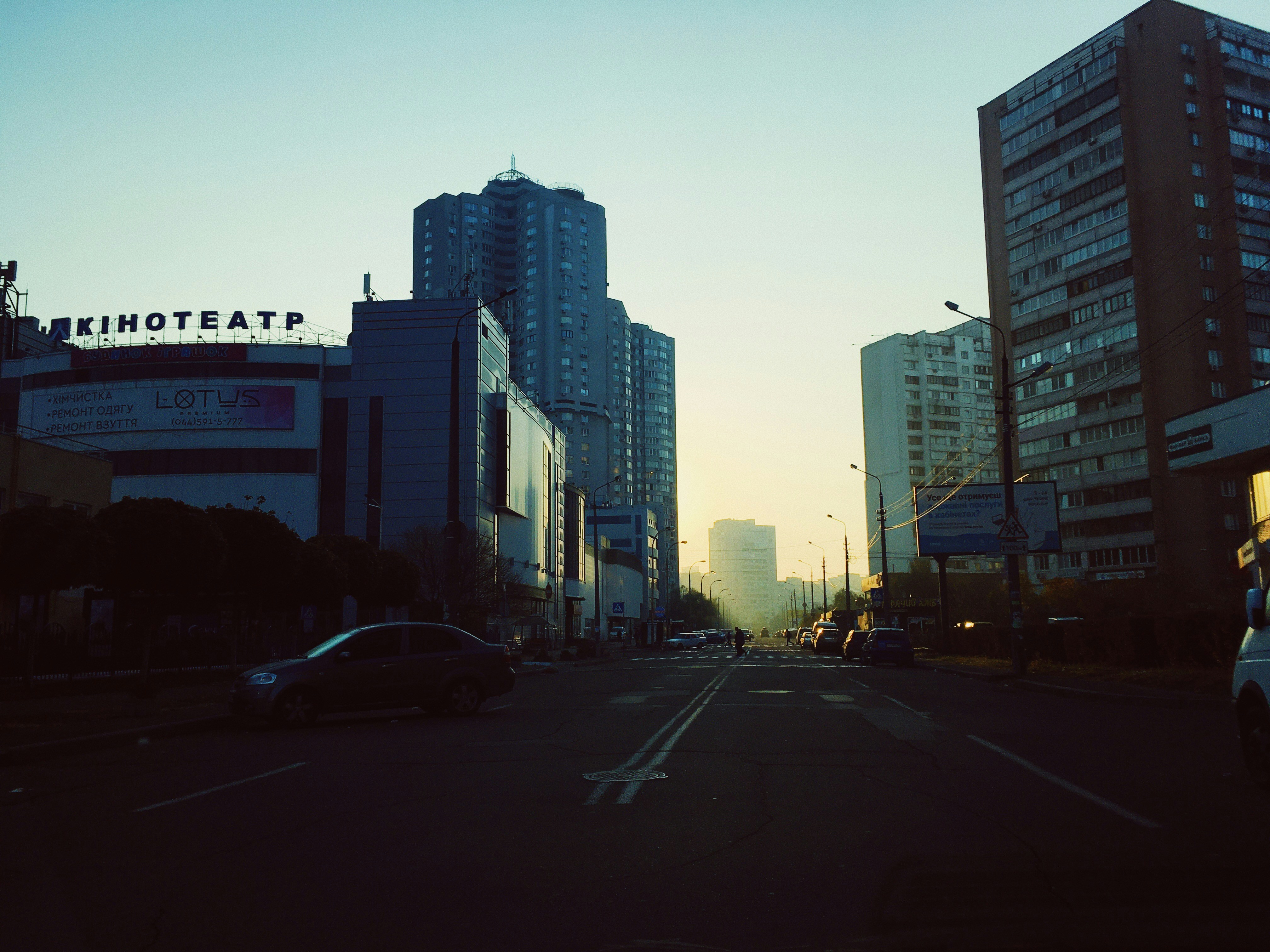 Diferentes vehículos en la carretera viendo edificios de gran altura durante la noche