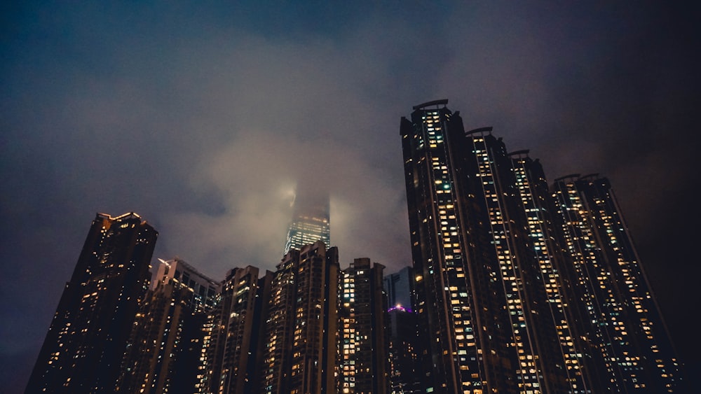Un gran grupo de edificios altos en una ciudad de noche