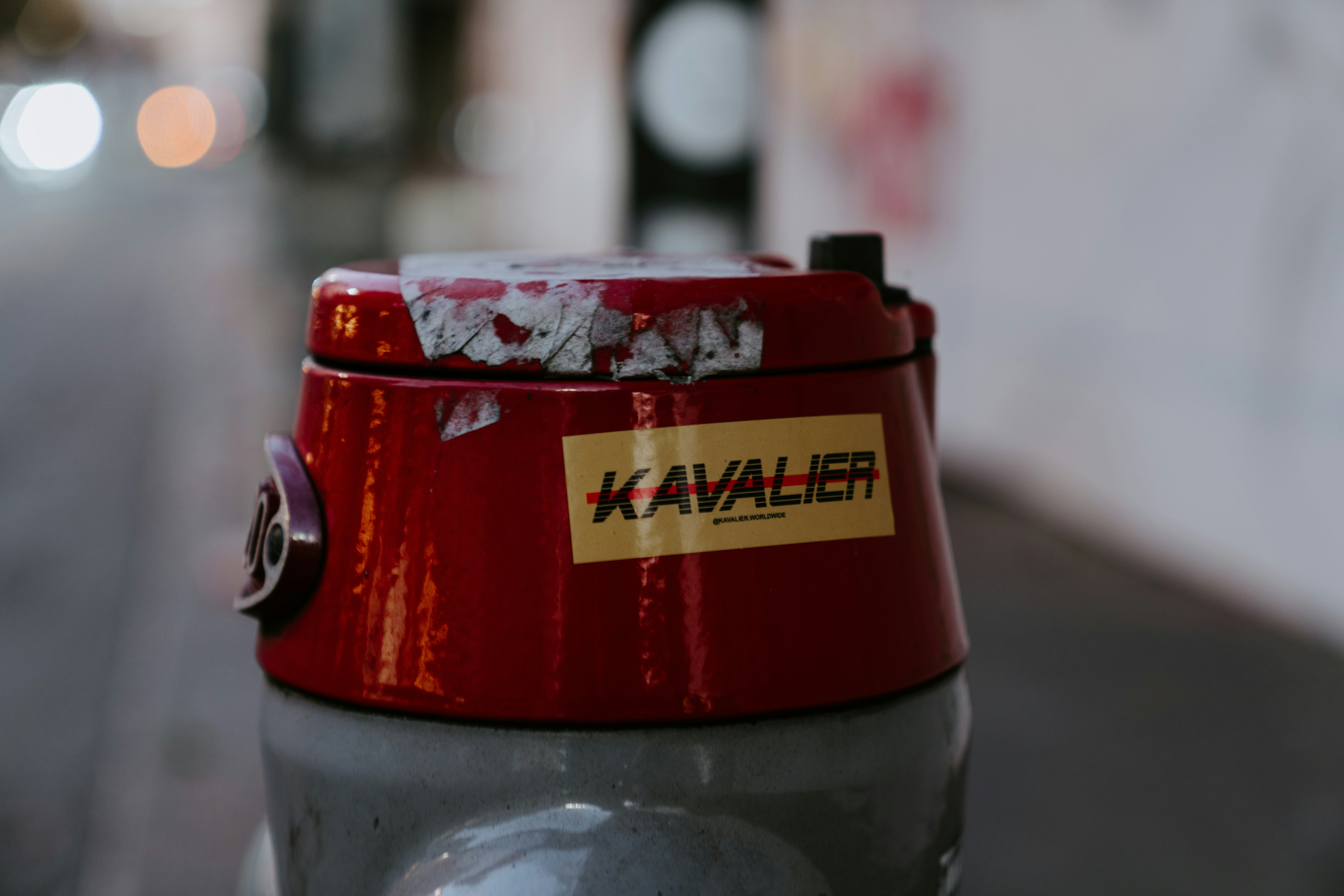 Um Close up De Um Hidrante Vermelho E Prateado OX34y08v3sA