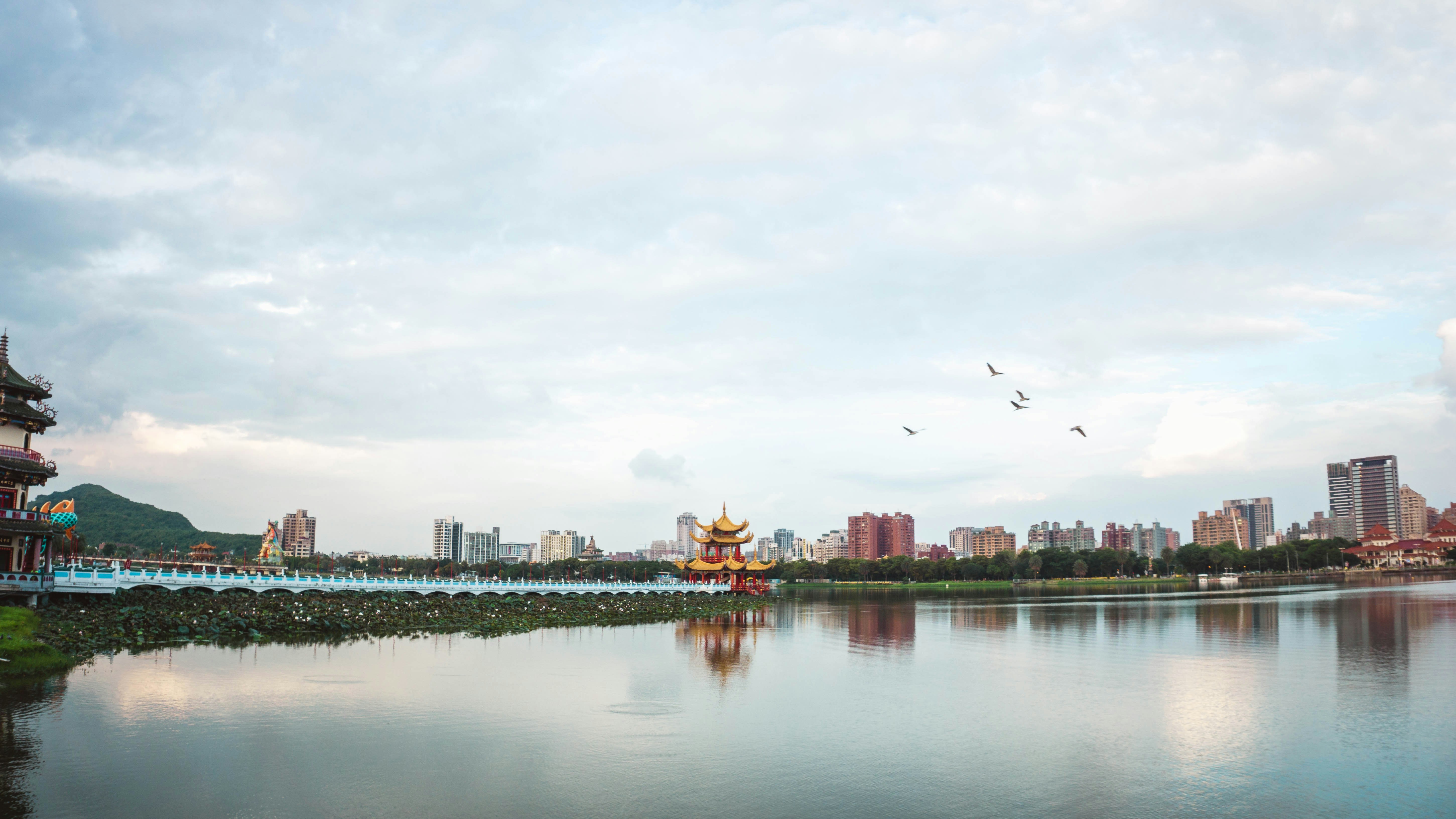 Die Skyline der Stadt tagsüber