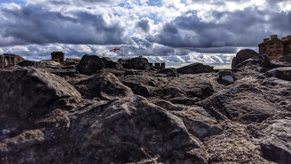 roches grises sous des nuages blancs et gris