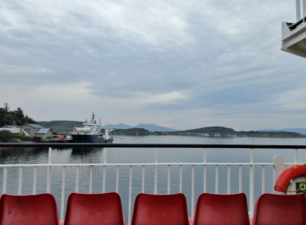 bateau à passagers blanc