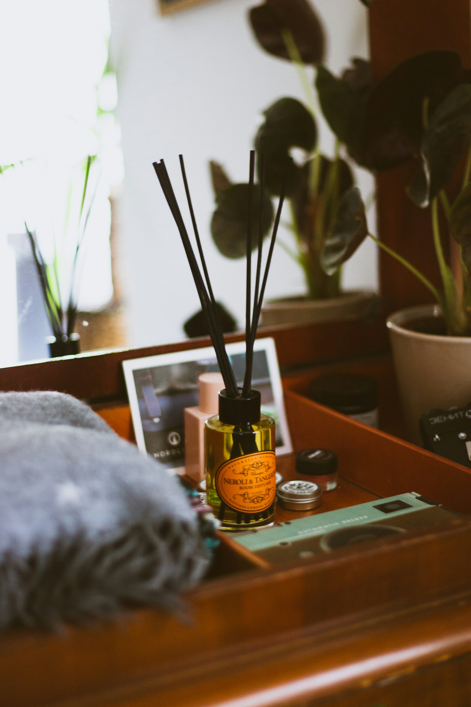 Canon EOS-1D Mark II + Canon EF 50mm F1.8 II sample photo. Brown incense in brown photography