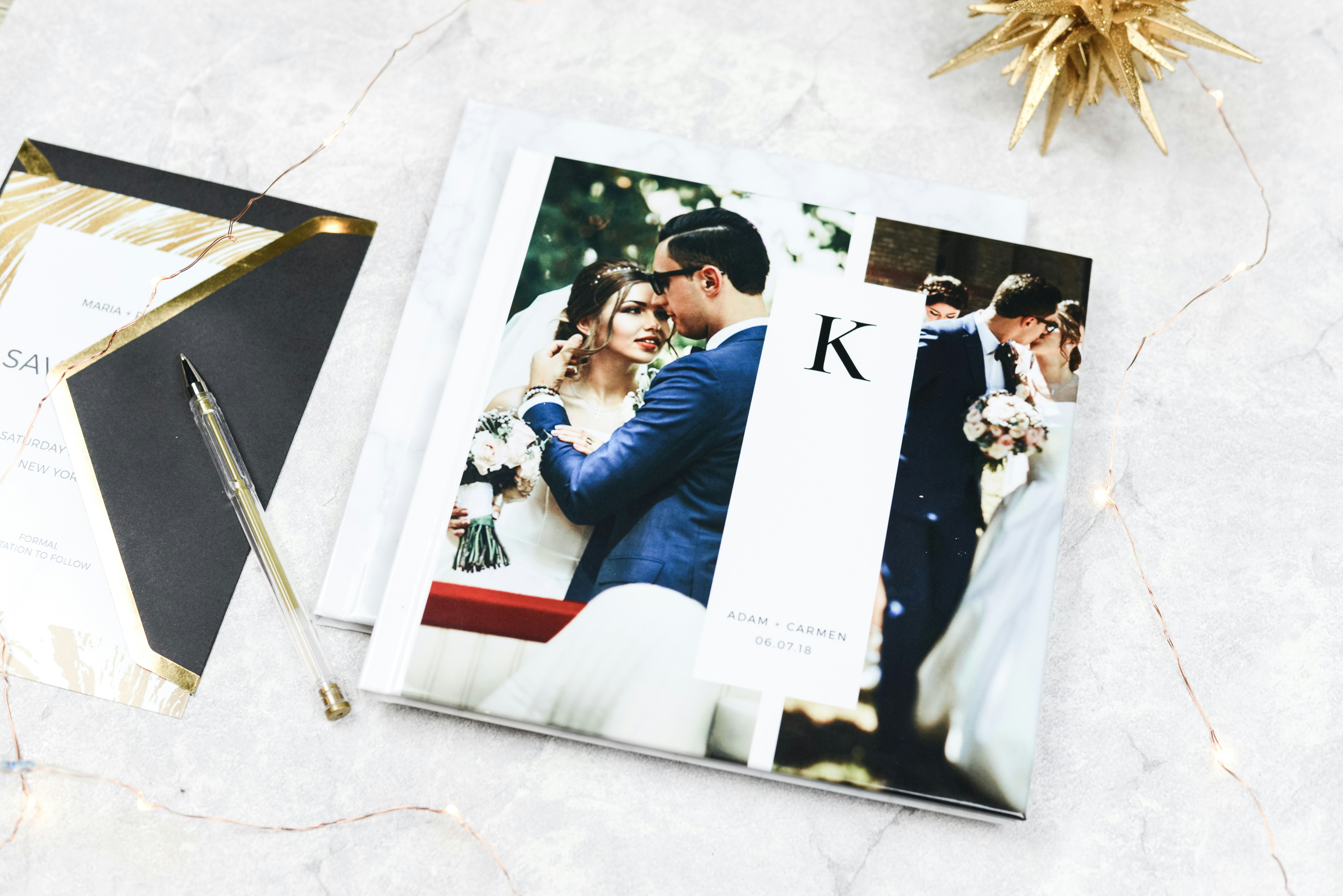 wedding album, couple photos, celebration memories, romantic, ilustrasi artikel Cherish Your Big Day: Crafting the Perfect Wedding Photo Album 6