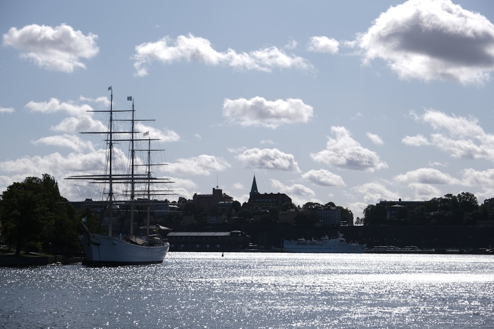 Barco blanco y marrón