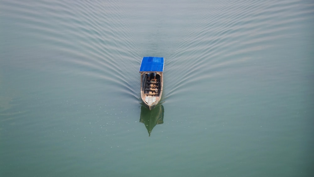 Barco canoa de madera blanca y azul