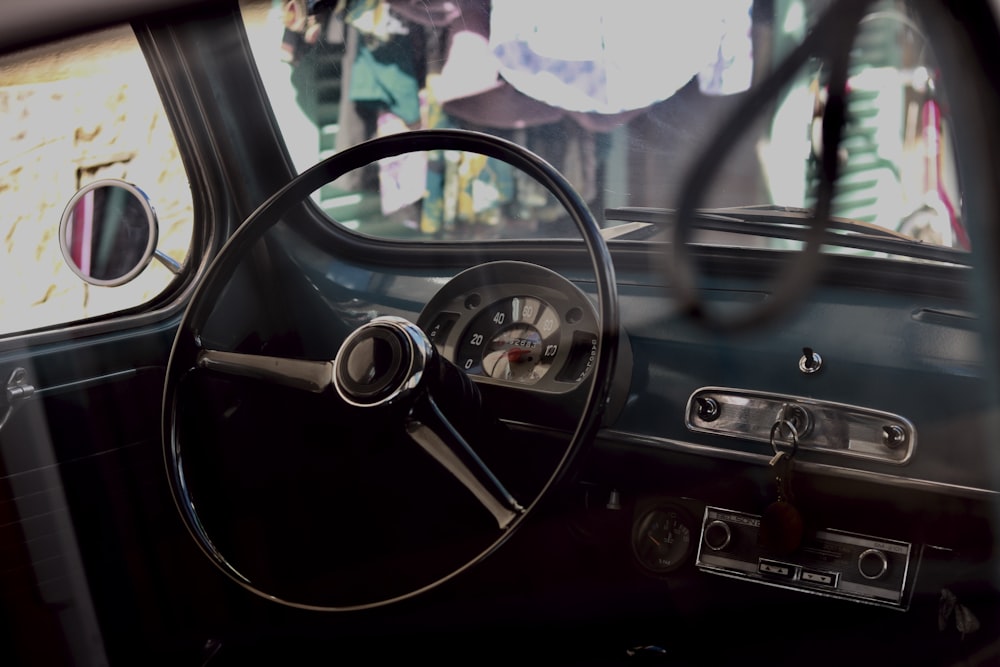 black vehicle steering wheel