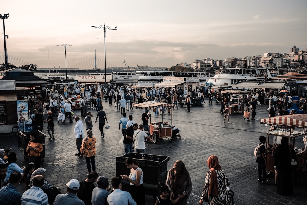 Persone per strada durante il giorno