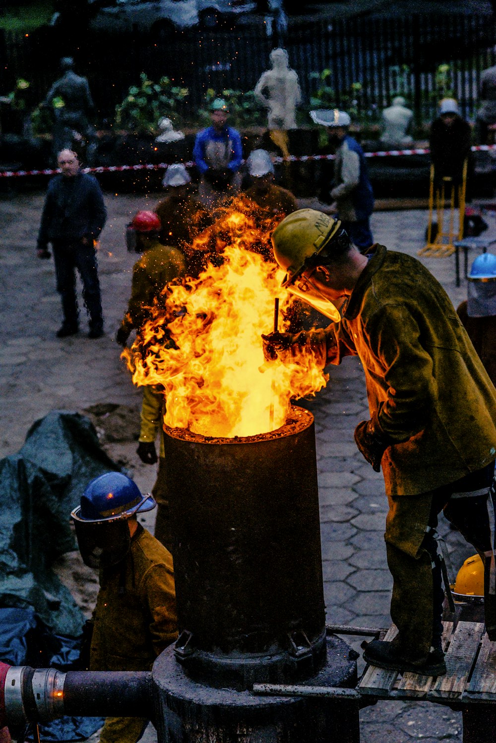 uomo in piedi besie fuoco