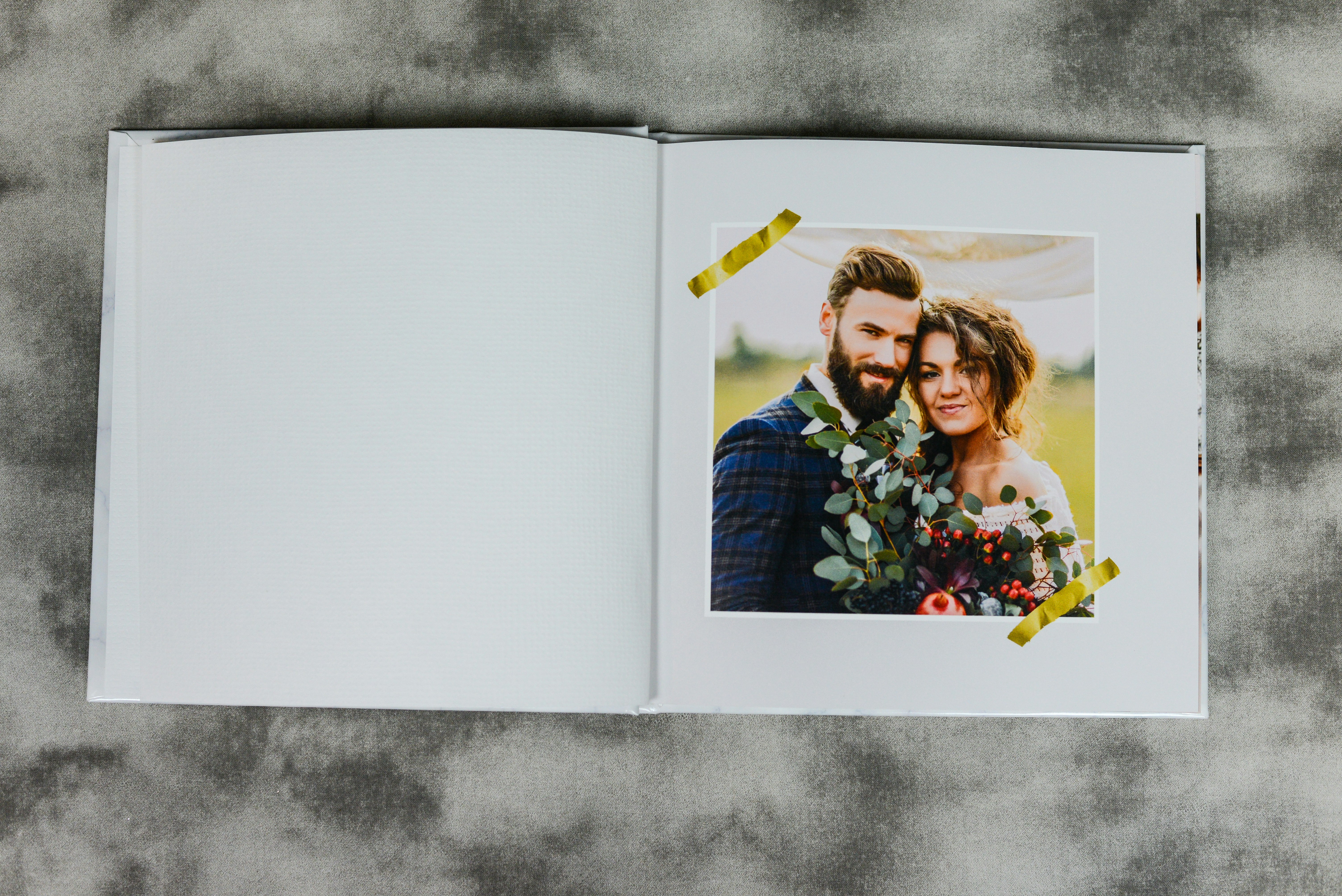 wedding album, couple photos, celebration memories, romantic, ilustrasi artikel Cherish Your Big Day: Crafting the Perfect Wedding Photo Album 1