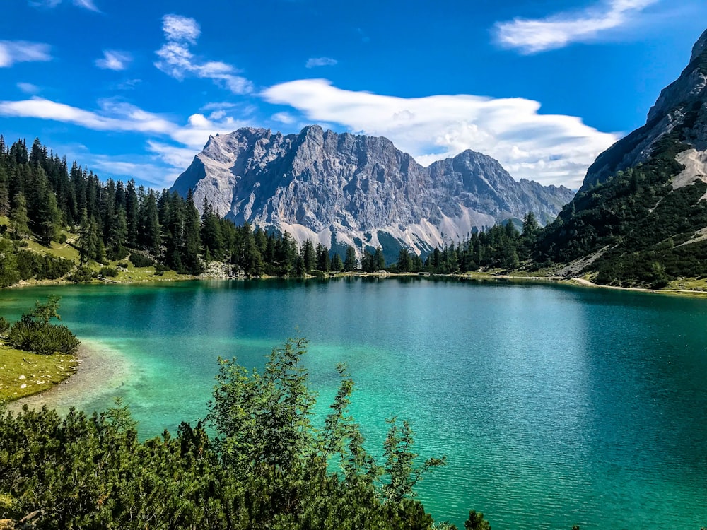 Lago glaciale e montagne sotto cielo blu