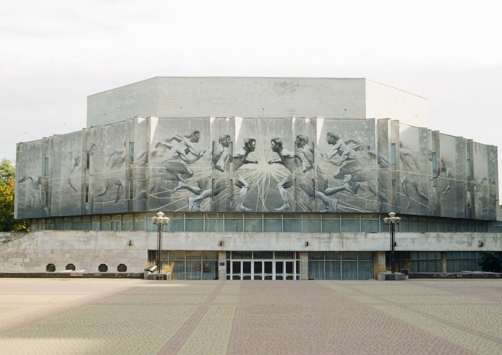 edifício de concreto cinza e branco