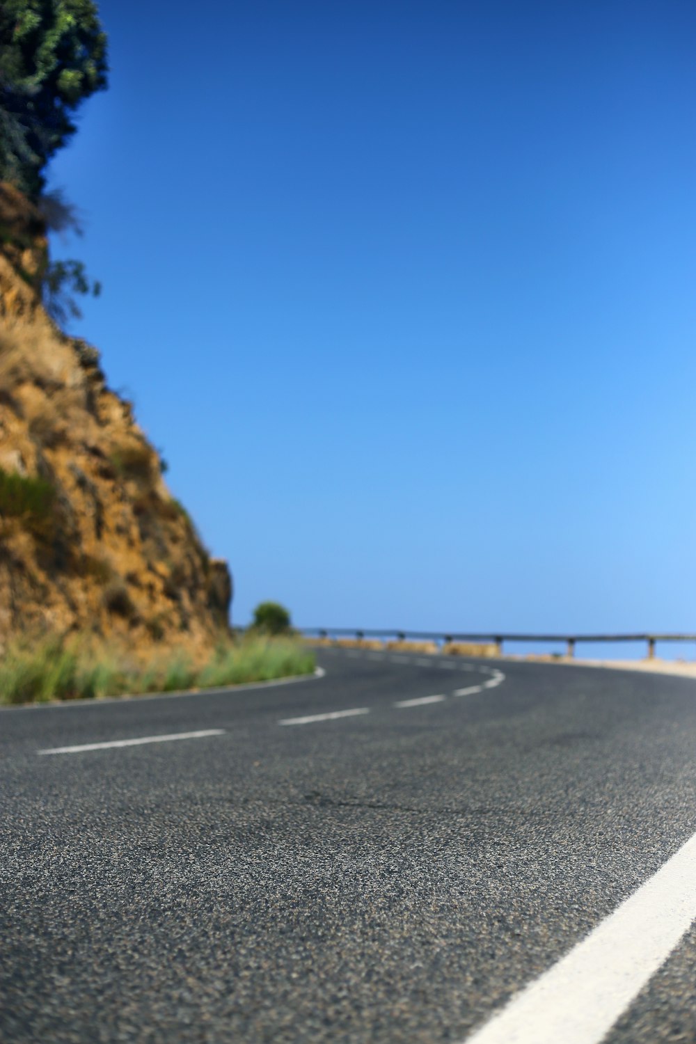 un cartello stradale sul lato di una strada