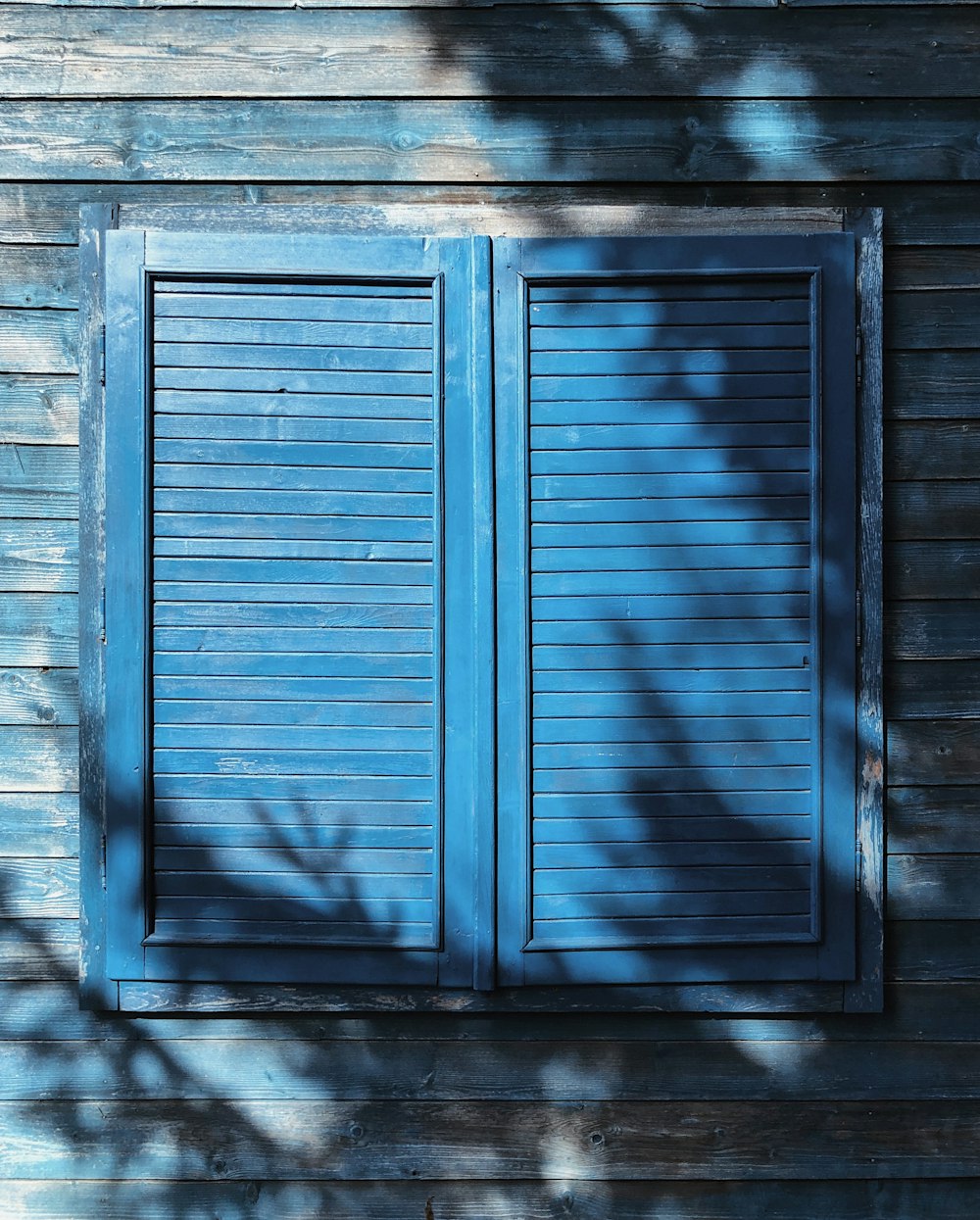 geschlossenes blaues Fenster