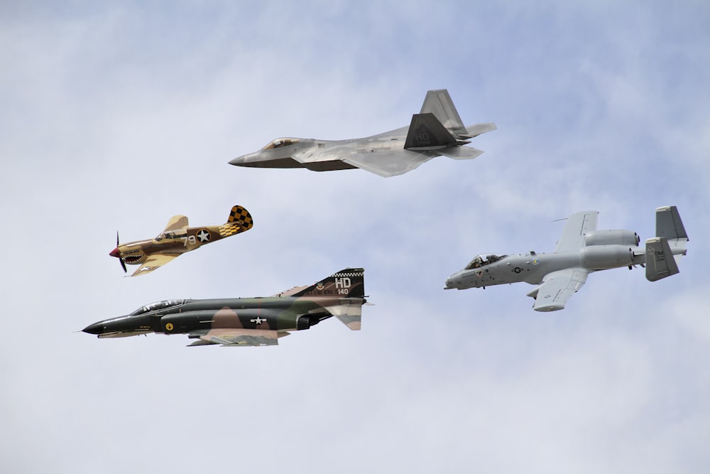 Vier graue Düsenflugzeuge
