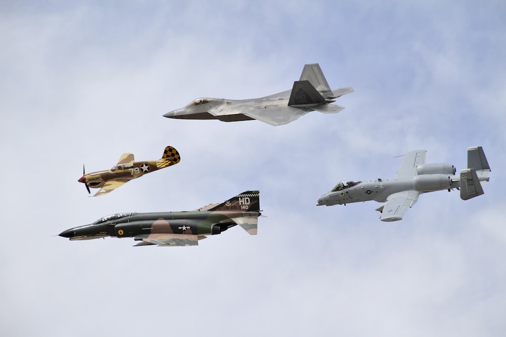 Quatre avions à réaction gris