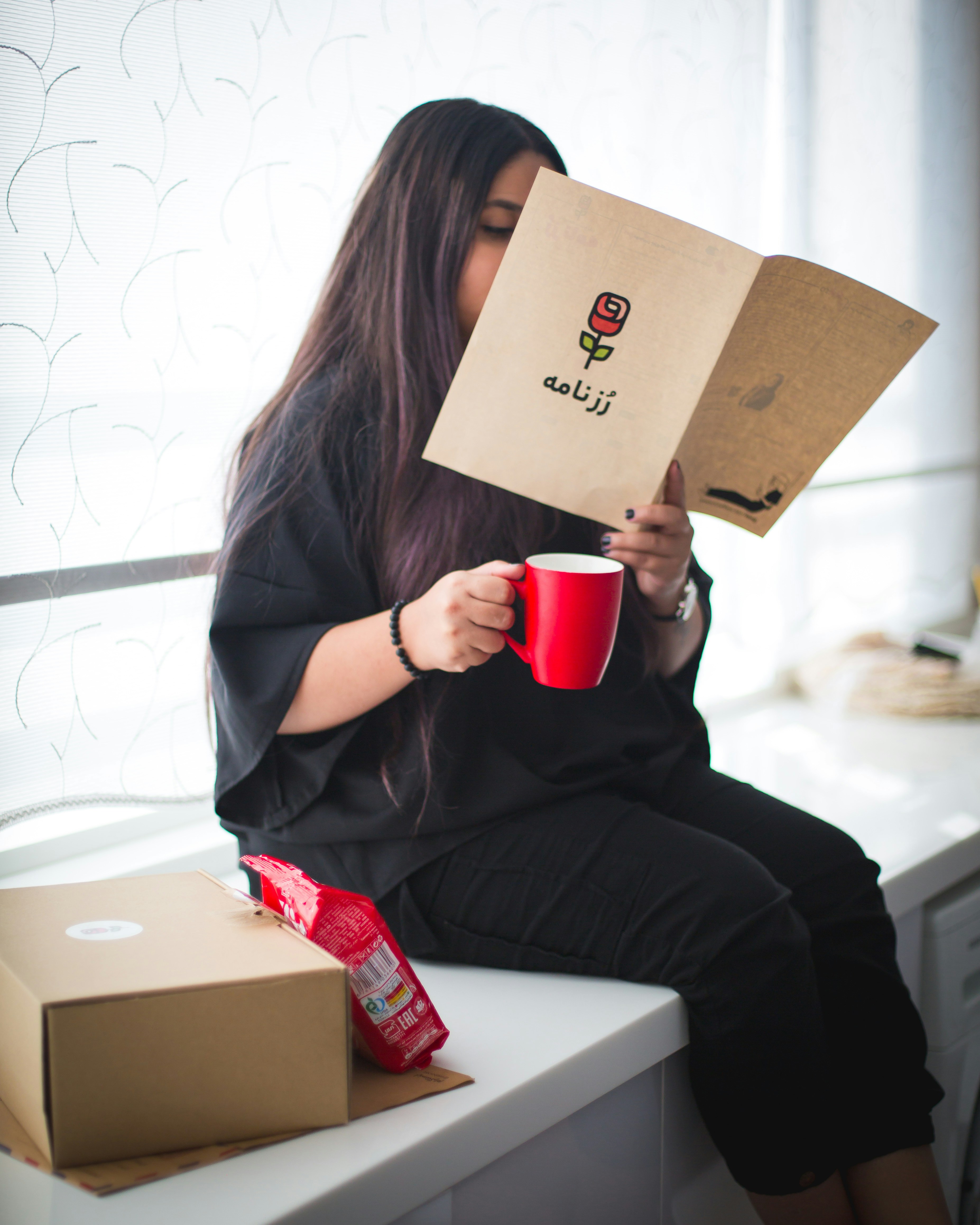 Wman sosteniendo la carpeta y la taza