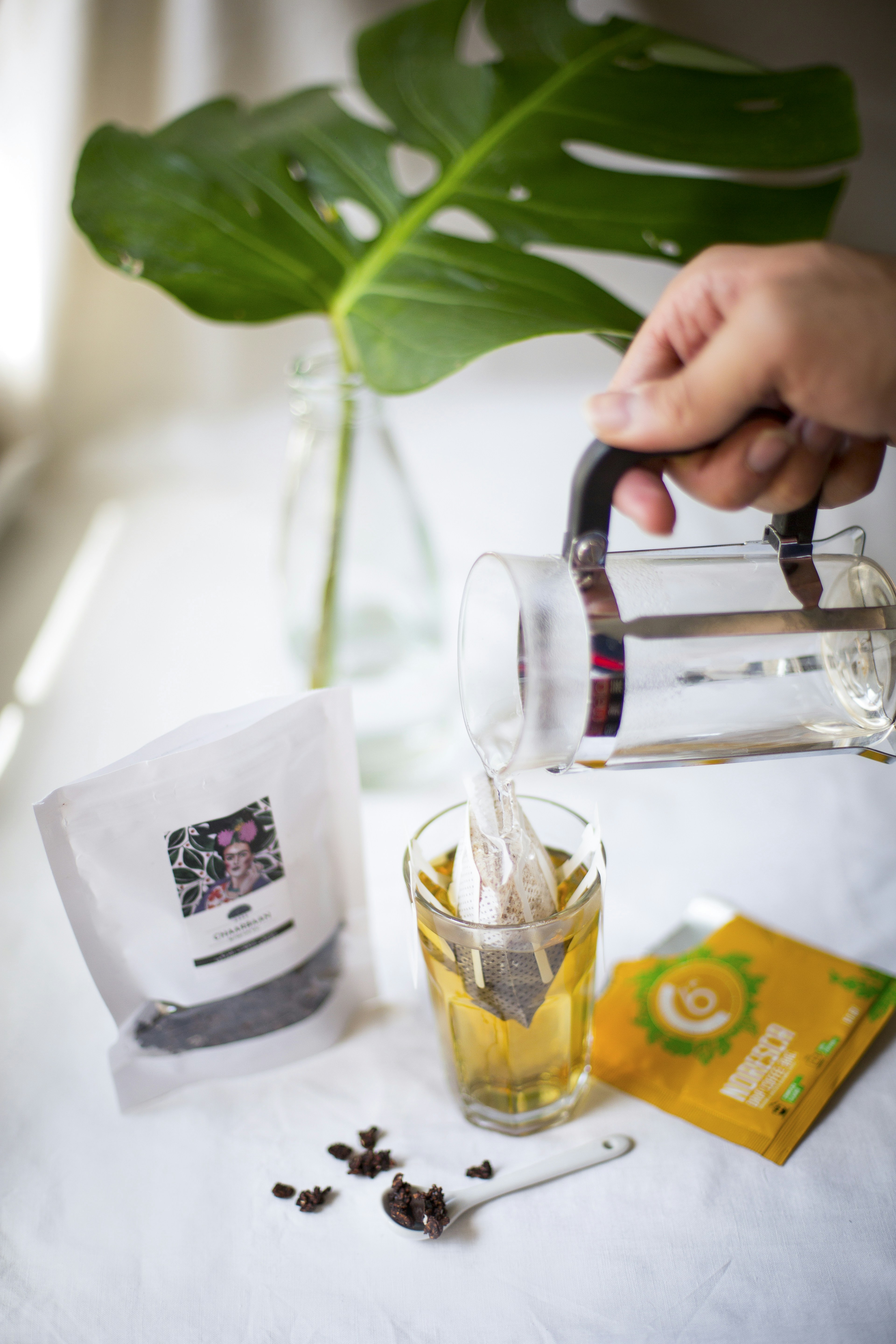 persona que vierte la bebida en un vaso transparente