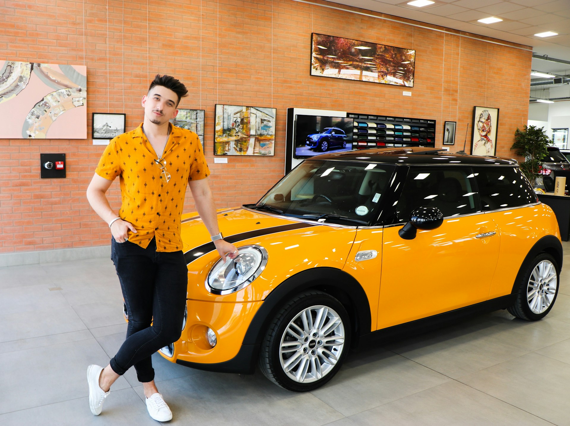 gray computer monitor