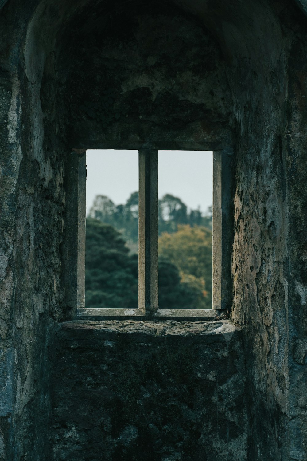 janela emoldurada cinza fechada