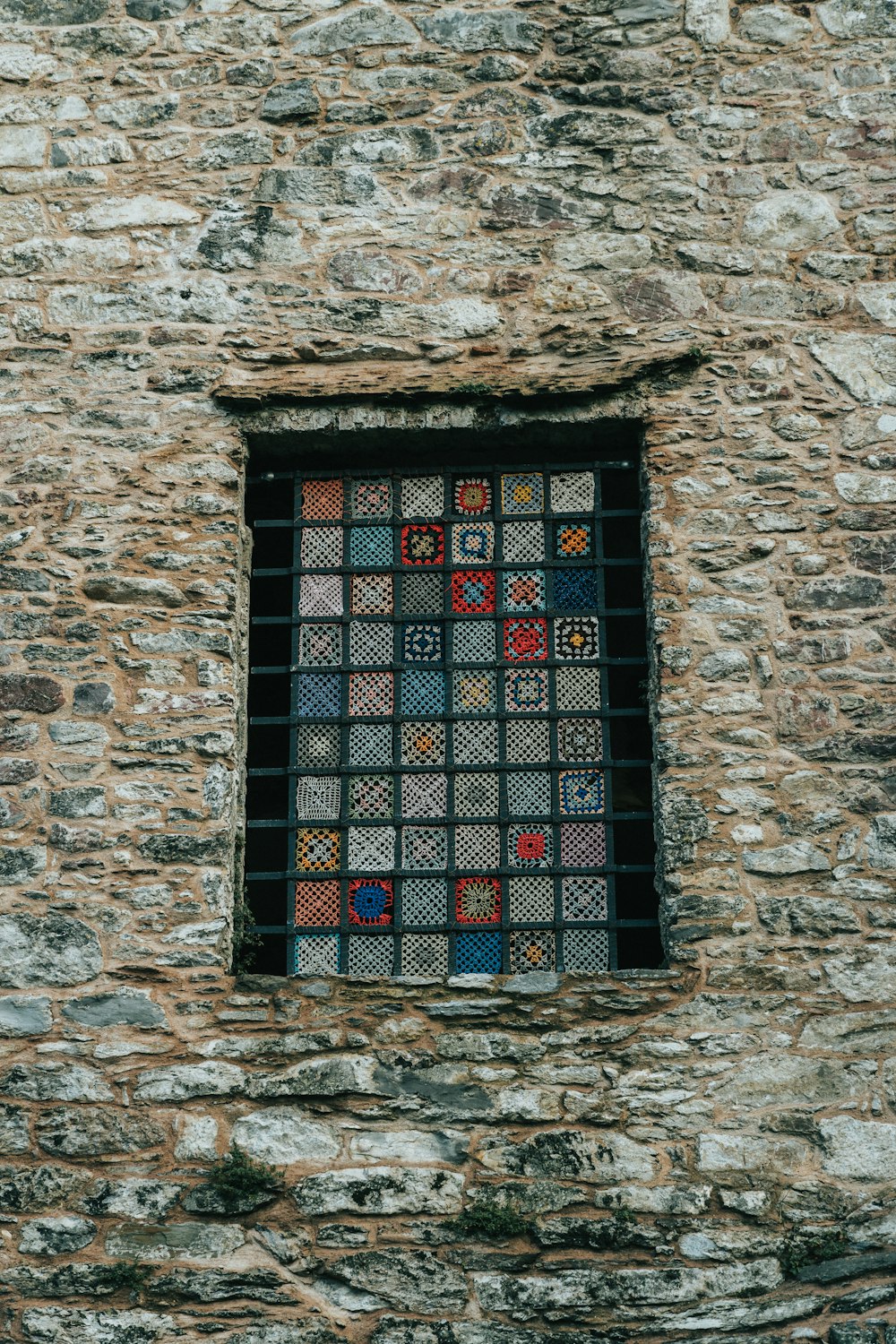 닫힌 검은 색과 여러 가지 빛깔의 창